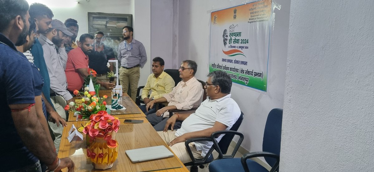 FodPatna's tweet photo. #SHS2024 #SwabhavSwachhata,#SanskaarSwachhata 
दिनांक-26.09.24 को उप0क्षे0 कार्यालय, भागलपुर द्वारा स्वच्छता ही सेवा-2024 के तहत  कार्यालय में प्रभारी श्री राजीव कुमार झा की उपस्थिति में कर्मचारियों द्वारा अपशिष्ट से कलाकृति निर्माण एवं स्वच्छता संदेश दिया गया । https://t.co/mJL4szBuK2