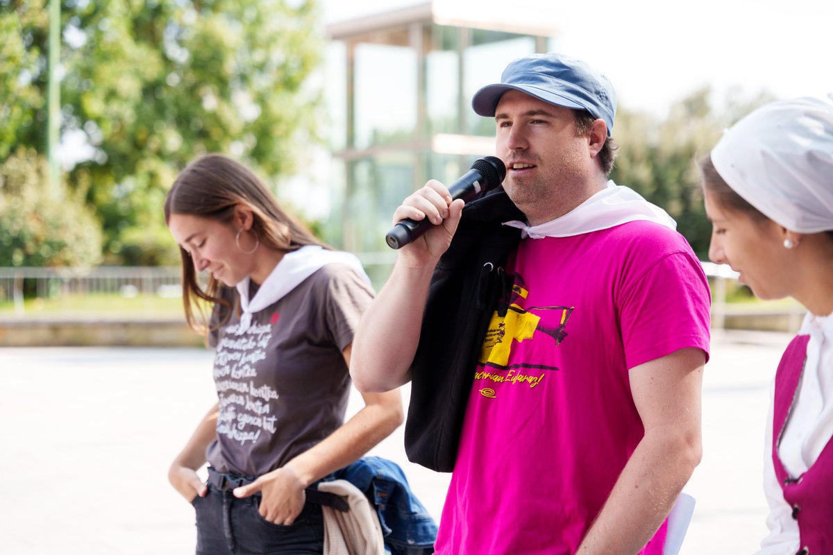 Pasa den igandean, irailaren 22an, Algortan egin zen Hitzaren Dantza ekitaldiaren argazkiak ALBEren webgunean dituzue ikusgai:
albe.eus/dantza-argazki…
#bertsolaritza #hitzarendantza <a href="/bertsolaritza/">Bertsoa</a> <a href="/Bertsozale/">Bertsozale Elkartea</a> <a href="/BBertsozale/">Bizkaiko Bertsozale</a> <a href="/bizkaie/">Bizkaie!</a> <a href="/HirukaEus/">Hiruka</a> <a href="/bilbohiria/">Bilbo Hiria irratia</a>