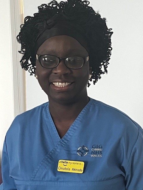 Llongyfarchiadau! Enillydd cyntaf ein 'Gwobr Rhagoriaeth mewn Cydraddoldeb, Amrywiaeth a Pherthyn' yw Cynnwys Nyrsys BAME mewn swyddi band uwch, cadw staff rhyngwladol sydd newydd eu recriwtio. #UBAYCGwobrauStaff2024  <a href="/BaeAbertaweGIG/">Bae Abertawe GIG</a> @MattSBUHB <a href="/SBUHB_Awards/">Swansea Bay UHB Awards</a>