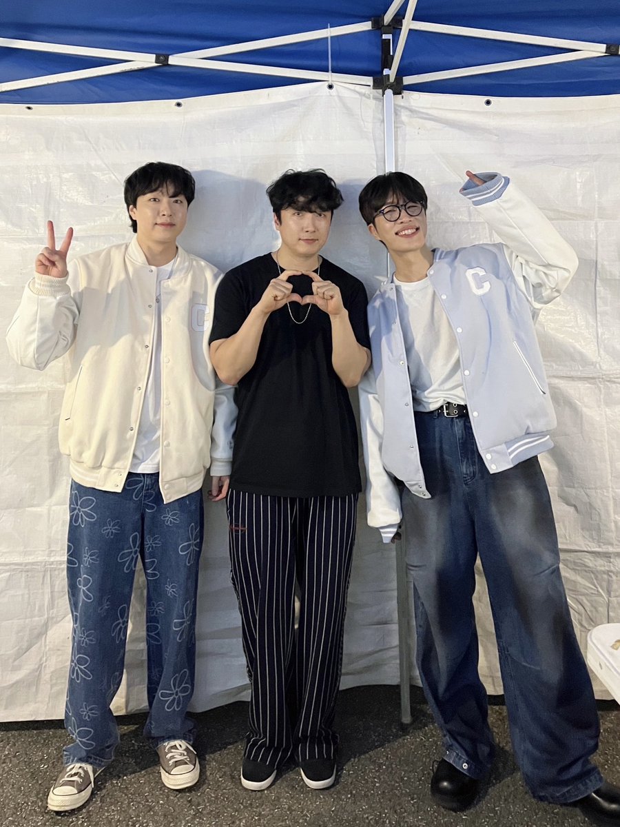 중앙대학교 학우분들 덕분에
넘치게 좋은 에너지 얻어갑니다🤘🏻

맑은 바람과 밝은 달이 돋보이는 오늘,
청풍명월에서 소란이 인사드렸습니다💫💛

#소란 #SORAN
#고영배 #서면호 #이태욱
#중앙대학교 #다빈치캠퍼스 #청풍명월