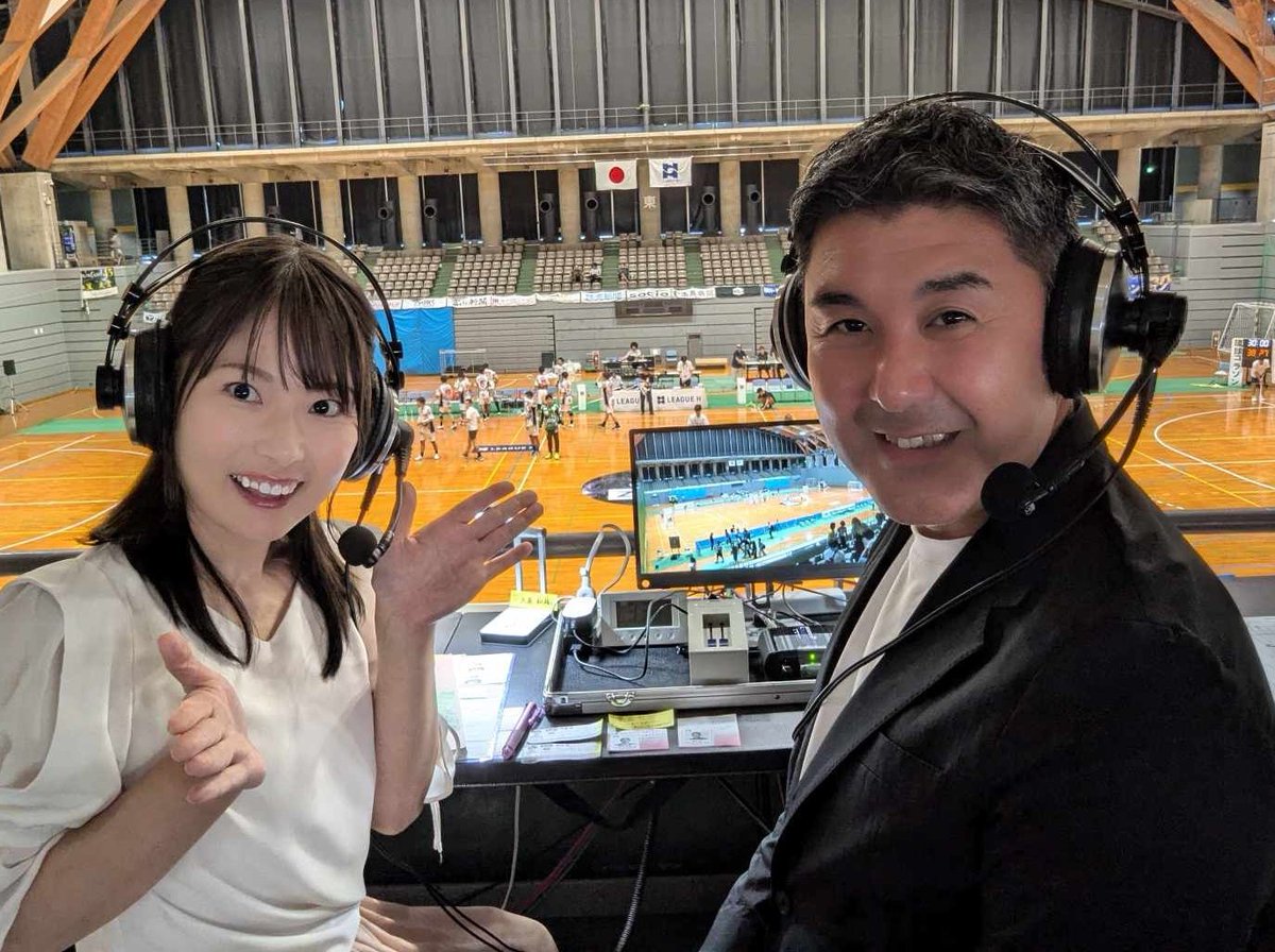 dougajidai's tweet photo. 9月23日（月祝）に富山県氷見市で行われた「富山ドリームス×琉球コラソン」の一戦。

解説は、県内の強豪、高岡向陵高��男子ハンドボール部の大房和雄（おおふさ・かずお）監督（右）。

富山ドリームスで高岡向陵出身の村本龍斗（むらもと・りゅうと）選手と、高木優太（たかぎ・ゆうた）選手は教え子。

Ｑ・教え子が、地元のトップリーガーとして活躍していますね！

Ａ・本来、ポストのポジションだった村本は、バックもこなして、身体も大きくなっていて、成長を感じました。教え子が、地元でハンドボールを続けてくれるのは、本当に嬉しいです」

【取材／実況の島津有希（チューリップテレビ、左）】