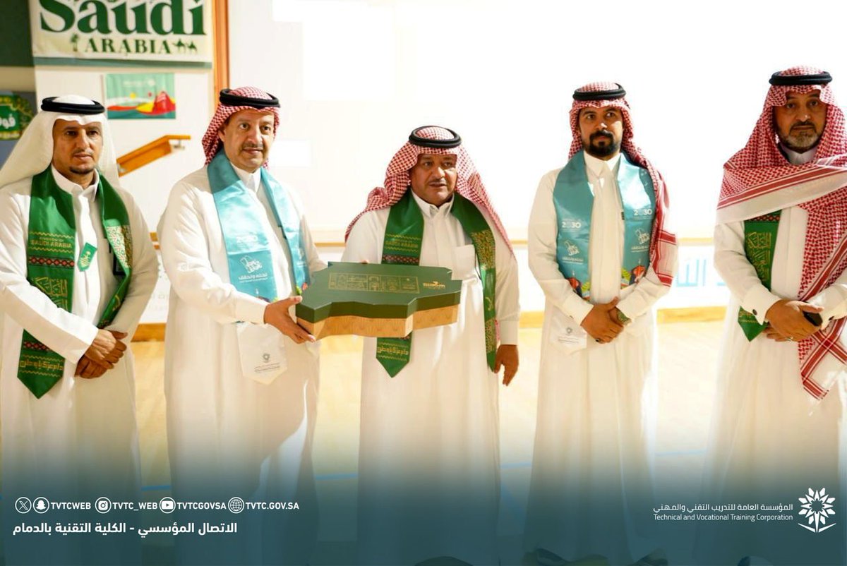 tvtc_g_dammam's tweet photo. بتوجيه من عميد الكلية التقنية بالدمام وفي إطار تفعيل دور الشراكة المجتمعية والاحتفاء ب #اليوم_الوطني_السعودي_94⁩ قام المهندس سعيد بن صالح الزهراني والمهندس عبدالله بن علي الكعبور بزيارة لمدرسة الملك عبدالله الثانوية بهدف تعزيز التعاون المشترك بين الجهتين 
⁧#تقني_الشرقية https://t.co/4Hd8cS6sxZ