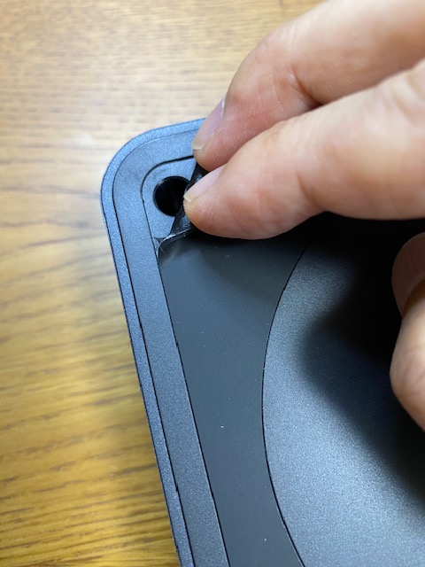 manotch101's tweet photo. WiiMではじめるネットワークオーディオ入門15.
さて、ここまで来たら分解しておこうかなー。
『WiiMPro』禁則事項です。
『manotch』ん?ここからネジが見えるけど・・・ネジを外して・・・アレ?裏ブタが外れないぞ!
くっ、やるなWiiMPro。今日はここまでにしておいてやるぜ!
ダメでしたー。ギブアップ。誰か分解方法知っていたら教えてください🙇♂️🙇♂️
#WiiMPro