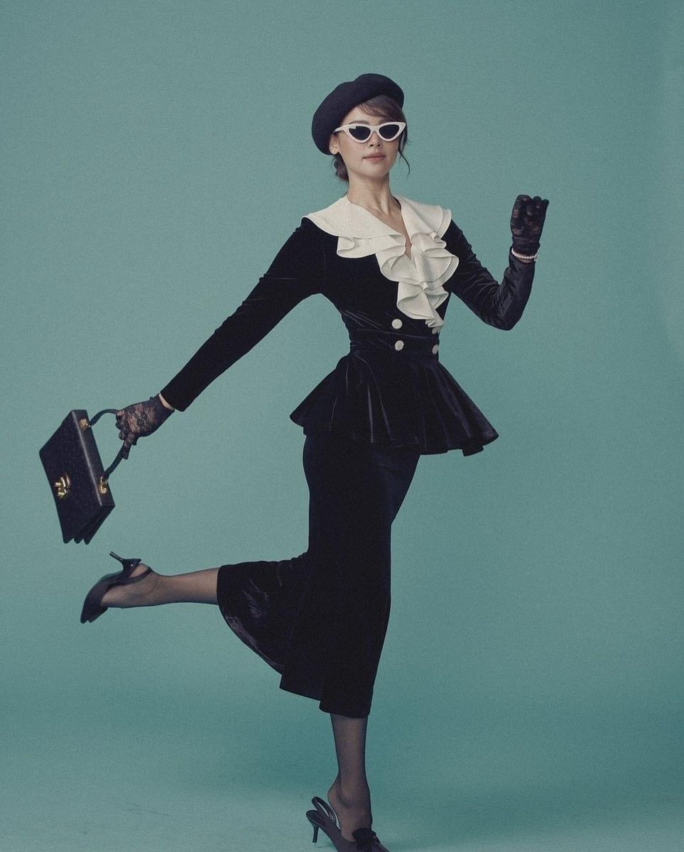 ไม่เห็นละครไทยที่สุดเหวี่ยงกับคอสตูมมานาน #หนึ่งในร้อย  เป็นตัวอย่างของการไม่ทำตรงปวศ.เป๊ะ แต่เน้นสื่อสารธีมกับคนดู ทำออกมาได้ดีเลยละ งานภาพสวย เกรดดิ้งสีละมุน แค่ดูชุดของญาญ่าก็สนุกละ
👗เธรดนี้มาวิเคราะห์ คอสตูมของอนงค์ใน #MyCherieAmour