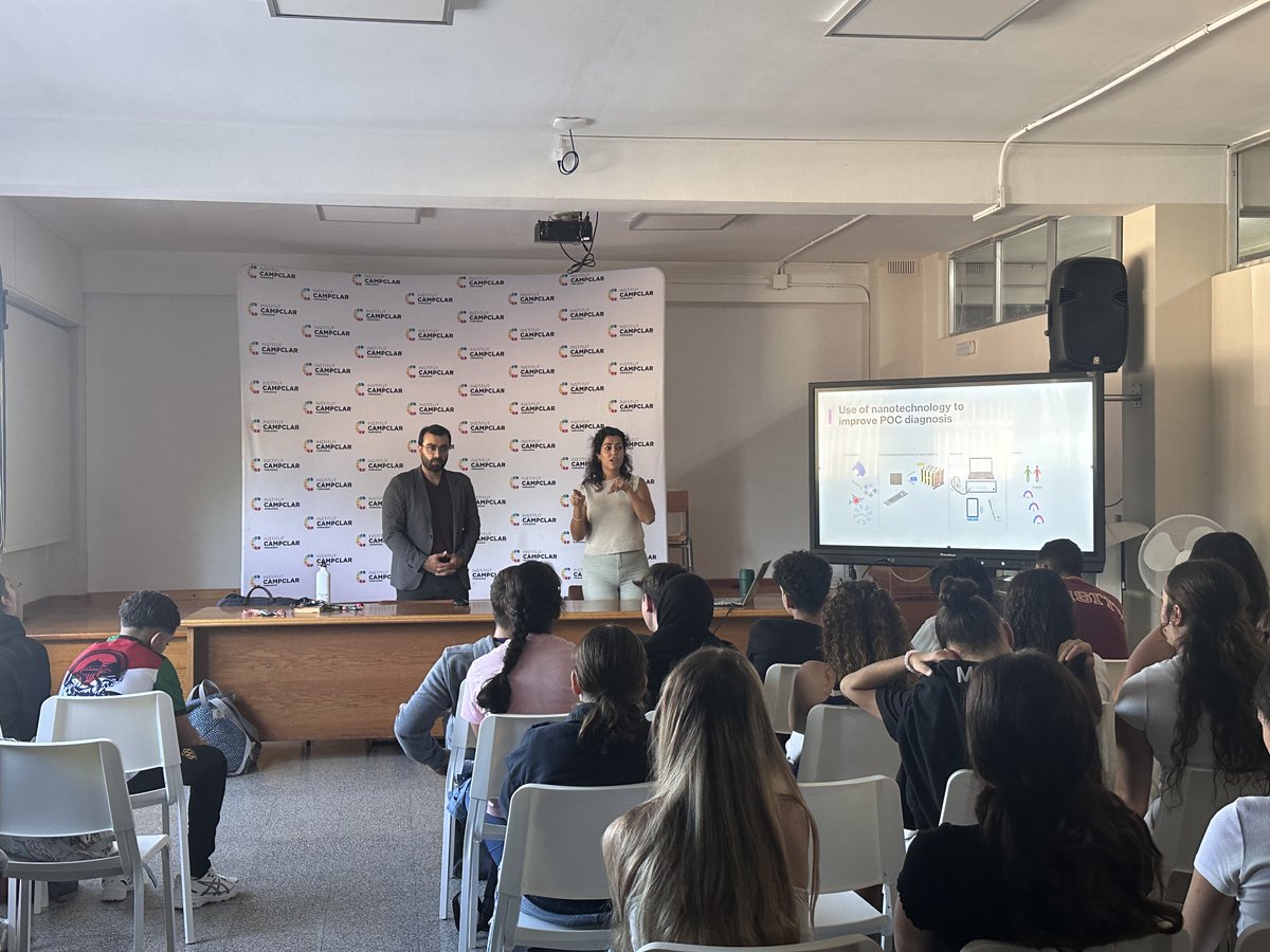 #ICIQOutreach

🗣️En el marc de la #NitRecercaTGN24 <a href="/AnnaArnanz10/">Anna Arnanz</a> i Joan V. Estornell han estat a <a href="/INS_El_Morell/">INS El Morell</a>, mentre l'investigador Deepanshu Vermaa del grup de la Beatriz Prieto ha estat a <a href="/INS_CAMPCLAR/">INSTITUT CAMPCLAR</a> 

👨‍🏫Ens encanta apropar la recerca a les aules!

<a href="/cienciaURV/">ComCiència URV</a>