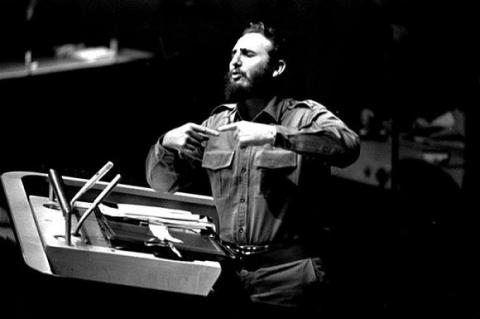 Un día como hoy de 1960 #Fidel pronunció un impactante discurso de más de 4 horas en la Asamblea General de la ONU. Allí sentenció: "¡Desaparezca la filosofía del despojo, y habrá desaparecido la filosofía de la guerra!". Absolutamente vigente. #CubaPorLaPaz