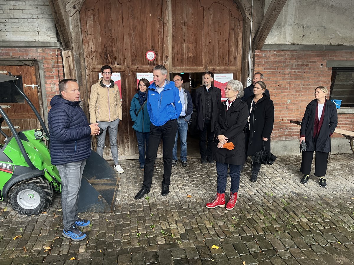 unifr's tweet photo. Die erweiterte Universitätsleitung der #Unifr besuchte vor ihrem Sitzungsmarathon in #Schwarzsee die EXTRAMET AG in Plaffeien und davor den Bauernhof des Grossratspräsidenten Adrian Brügger, wo Hofkater Flitzi Streicheleinheiten von höchster universitärer Stelle genoss. https://t.co/smXu28yG9Z