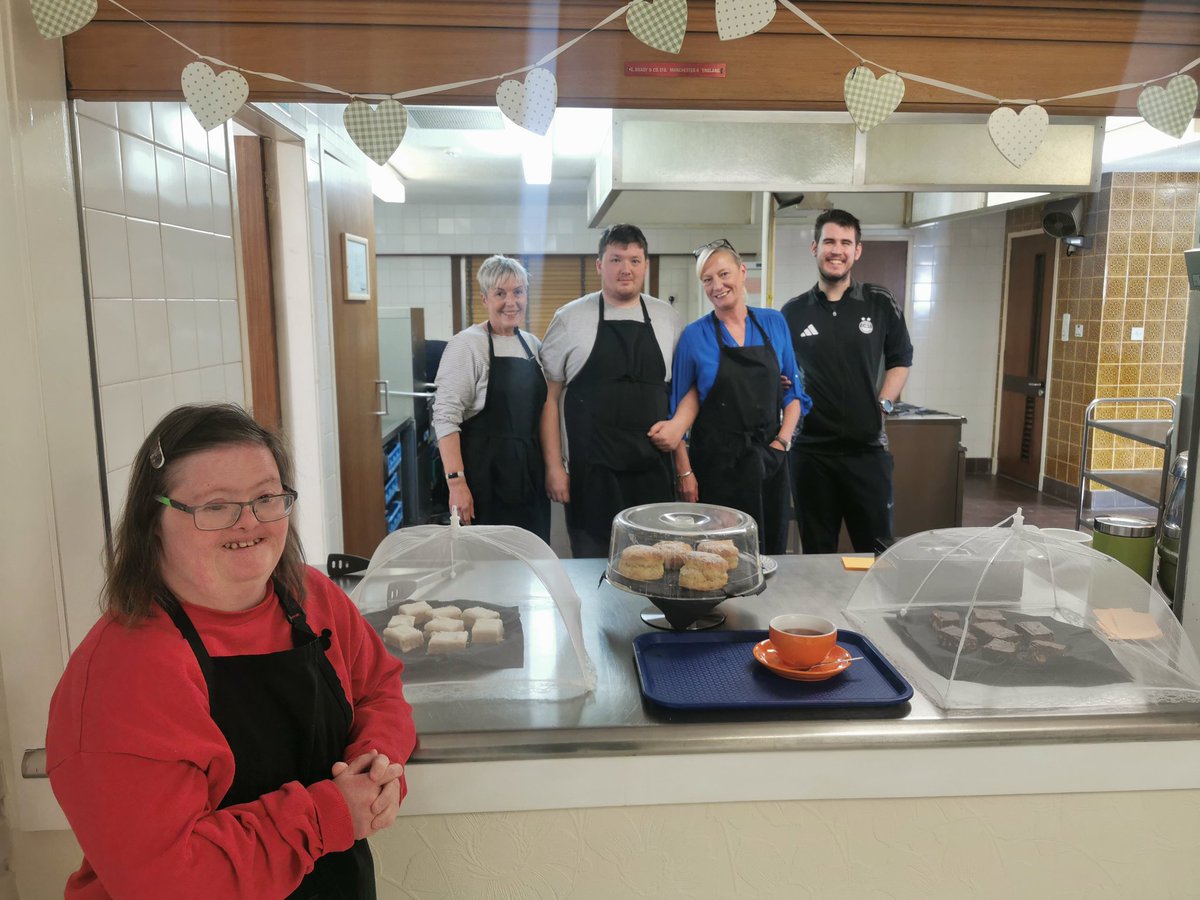 Laura Thom tweet media