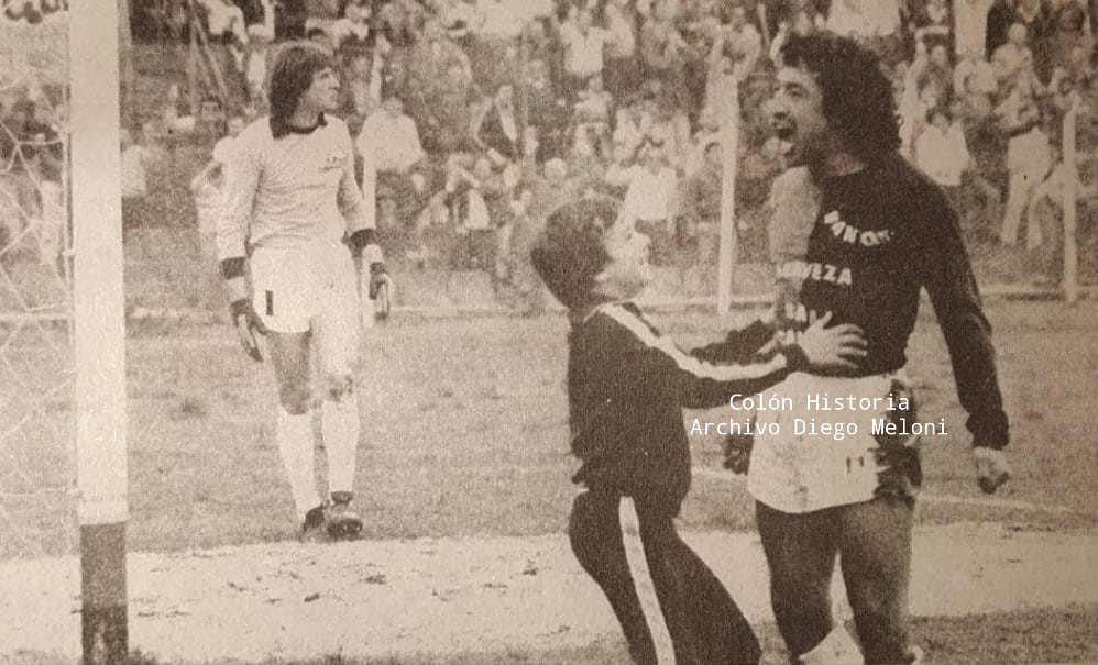 Diego Meloni (@melonidiego) on Twitter photo 28/08/83, 29º Fecha del Torneo de Primera “B”. <a href="/ColonOficial/">Club Atlético Colón ⭐</a> 2 (Pesoa y Juncos) vs <a href="/ArsenalOficial/">Arsenal Fútbol Club</a> 1 (Balbi). Américo Rubén Pesoa ya convirtió el primero, y lo festeja de cara a la tribuna de J.J.Paso. Párrafo aparte para la camiseta con la primera publicidad de la historia. 28/08/83, 29º Fecha del Torneo de Primera “B”. <a href="/ColonOficial/">Club Atlético Colón ⭐</a> 2 (Pesoa y Juncos) vs <a href="/ArsenalOficial/">Arsenal Fútbol Club</a> 1 (Balbi). Américo Rubén Pesoa ya convirtió el primero, y lo festeja de cara a la tribuna de J.J.Paso. Párrafo aparte para la camiseta con la primera publicidad de la historia.