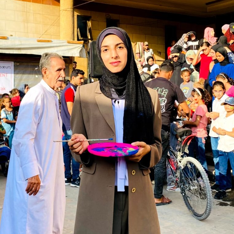 Playwright Rania Abu Hamida creates valuable theatre with and for children at a shelter in Northern Gaza. If you're able, please join Comma &amp; the Voices of Resilience team in supporting her work via the link below, and if not, please RT 🙏

crowdfunder.co.uk/p/theatre-for-…