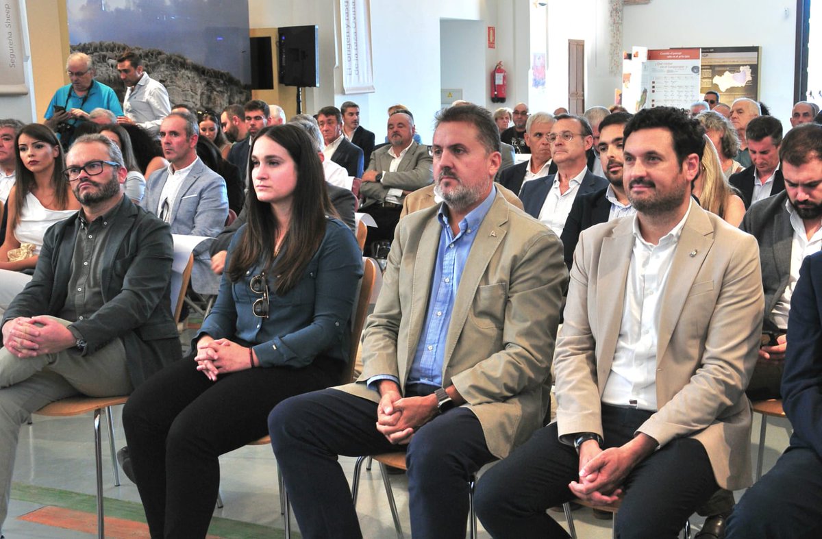 La delegada de <a href="/AgriculturAnd/">Consejería AgriPesca</a> <a href="/lidiareyes1/">Carmen Lidia Reyes R</a> y el delegado de <a href="/MedioAmbAND/">Consejería de Sostenibilidad y Medio Ambiente</a> <a href="/ManuelFGranada/">Manuel Francisco</a> visitan la XXV Feria agroganadera del cordero segureño en Huéscar, un espacio de reconocimiento de la excelencia de este producto ganadero amparado por la IGP del Cordero Segureño