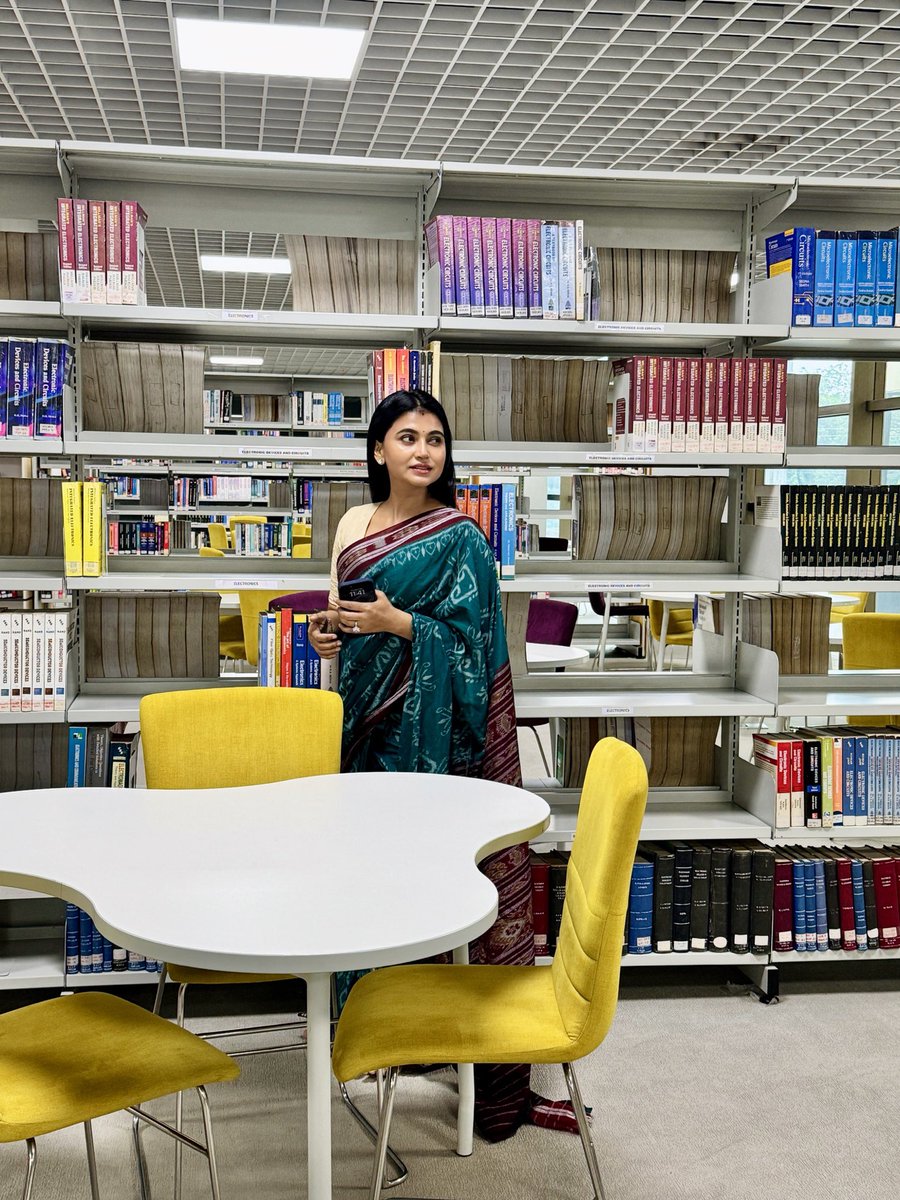 AimeeBaruah's tweet photo. যিকোনো জাতীয় সাজ-পাৰৰ প্ৰতি মই সদায়েই এক অনুপম শ্ৰদ্ধা-আদৰ-আগ্ৰহ কঢ়িয়াই ফুৰোঁ। অলপতে উৰিষ্যালৈ KIIT Central library লৈ যাওঁতে তেখেত সকলৰ শাড়ী এখন পৰিধান কৰিছিলোঁ। কেনে লাগিছে জনাবচোন !

@kiituniversity 

#KiitUniversity #KiitCentralLibrary #OrissaBhubaneshwar #Centrallibrary https://t.co/TuSPsYARsr
