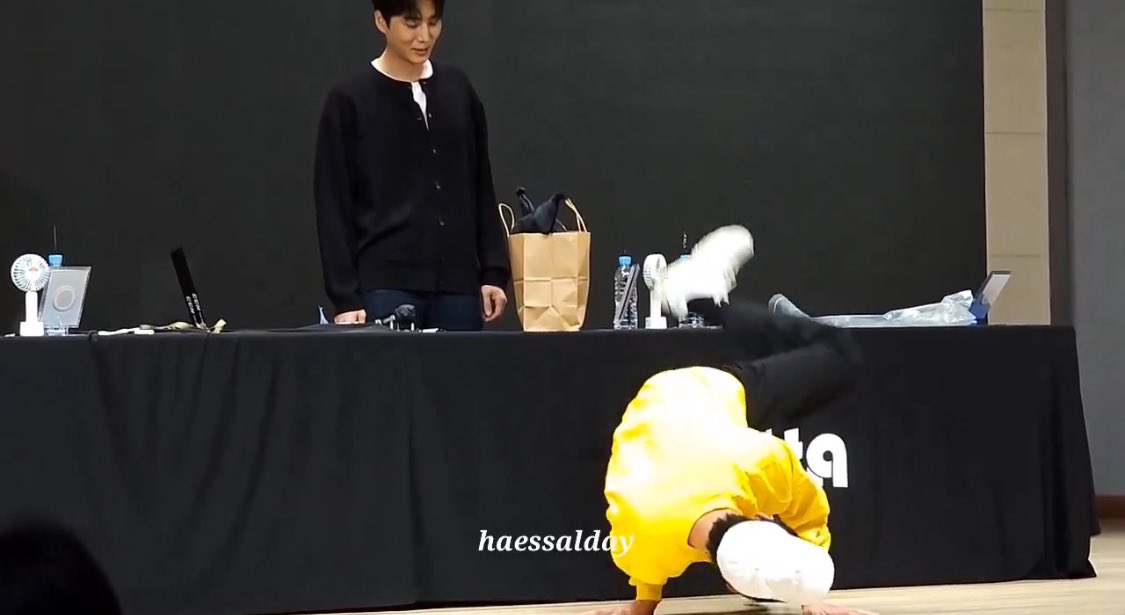 왜항상영캐이앞에서 프리즈를하고잇는거임