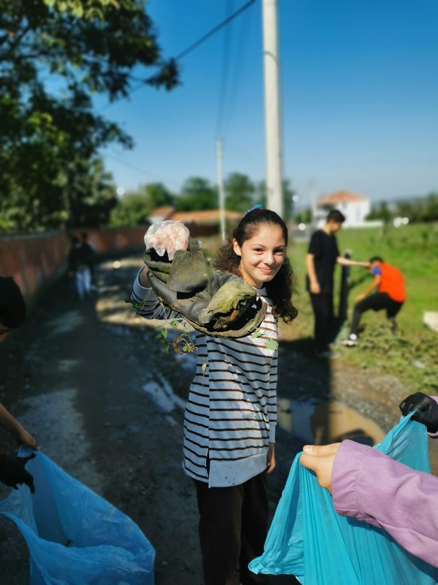 dededagiortaok1's tweet photo. Dünya temizlik günü sebebiyle okul ve okul çevresinde alan temizliği yaptık 🌸 https://t.co/XtFgTppUlA