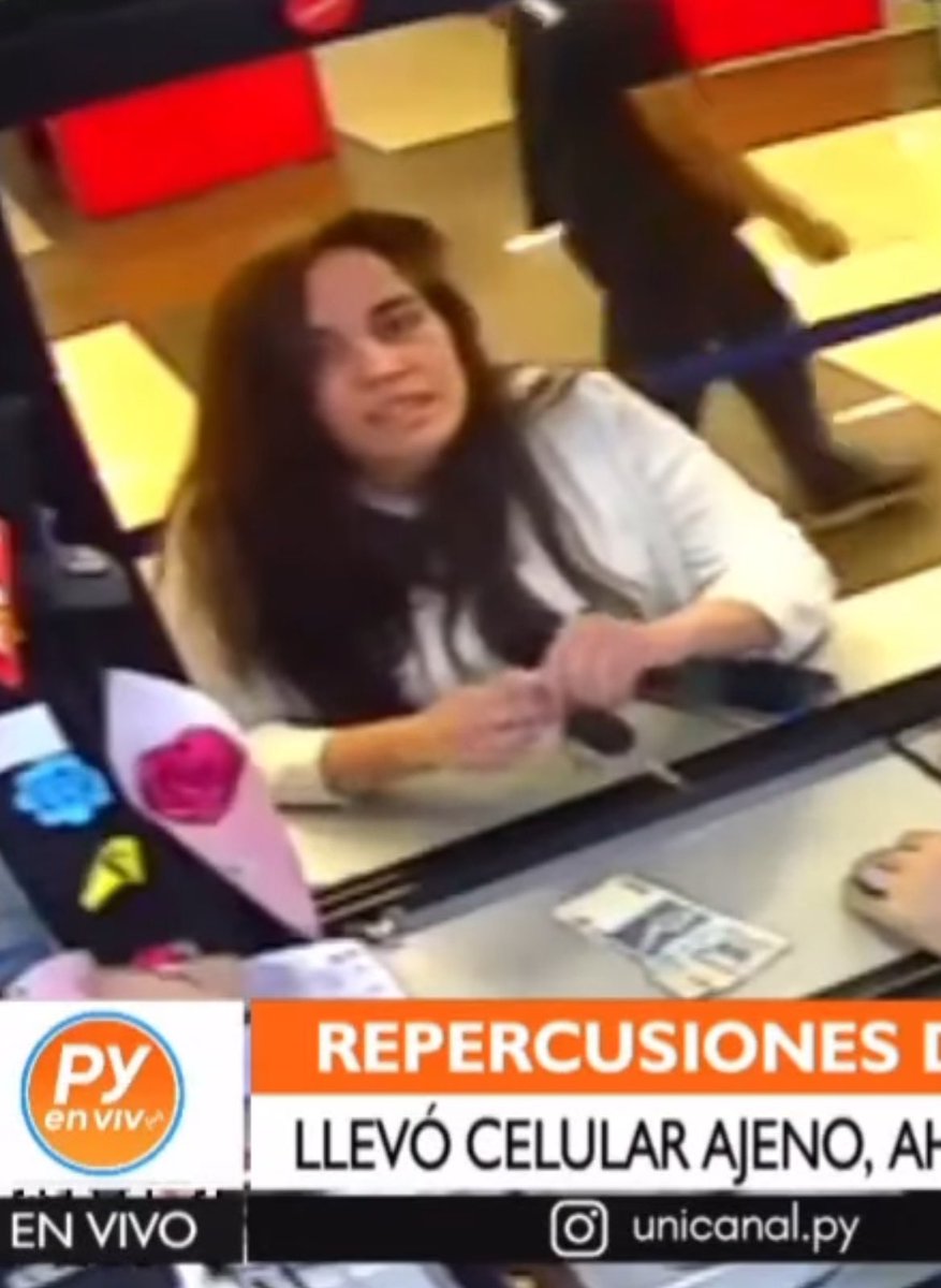 SE DA CUENTA QUE LA SEÑORA DEJA EL CELULAR, en vez de avisar, lo que hace es cubrir el celular ajeno con el suyo, para luego mirar si hay cámaras. VERGUENZA! 
cada día peor. En todos los estratos de la sociedad! 
Si alguien conoce a esta mujer pueden pasar el nombre