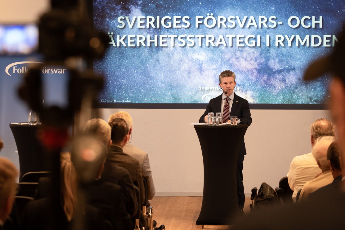 ForsvarsdepSv's tweet photo. Regeringen presenterade i år en nationell försvars- och säkerhetsstrategi för rymden. I går medverkade försvarsminister @PlJonson vid ett seminarium arrangerat av Folk och Försvar. Se seminariet här: https://t.co/qgsAWiZxBU och läs om strategin här: https://t.co/u2sQjeF8eE https://t.co/fDcLMBavm8