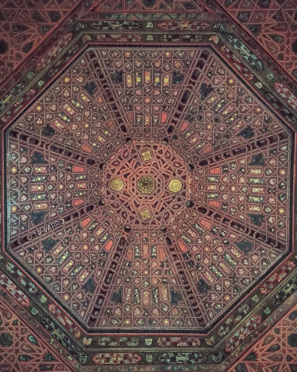 Desde el antiguo (y actualmente arruinado) monasterio de San Román del Valle, en la provincia de #Zamora, viajó esta armadura del siglo XVI hasta el Parador de #Benavente, para cubrir una de las salas de la Torre del Caracol.