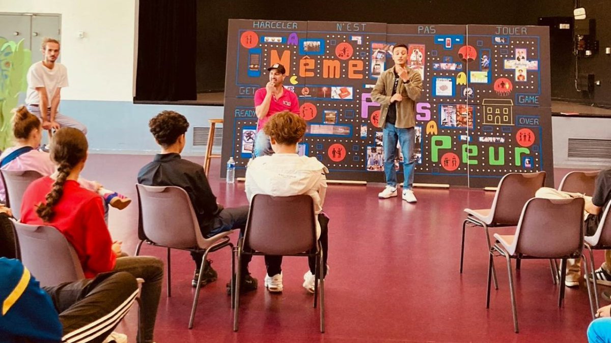 CTrimaran's tweet photo. Dernière représentation de "Même Pas Peur 2.0 !" à Besançon, à la MJC avec les jeunes sportifs du CREPS et de la Maison de Quartier. Un groupe intimidé au départ, qui c'est peu à peu pris au jeu, et nous a offert de belles saynètes et de beaux échanges. 👏👏
@Sports_gouv @UNFP https://t.co/GkPdUOtHmu