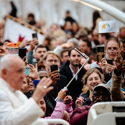 CityLuxembourg's tweet photo. Remarkable moments as the popemobile passe through the streets of Luxembourg City.
#POPEinLU https://t.co/PLseVH1L9x