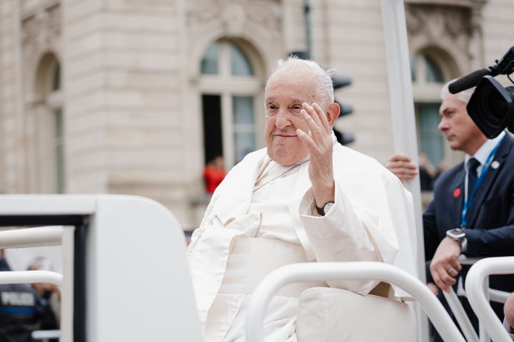 CityLuxembourg's tweet photo. Remarkable moments as the popemobile passe through the streets of Luxembourg City.
#POPEinLU https://t.co/PLseVH1L9x