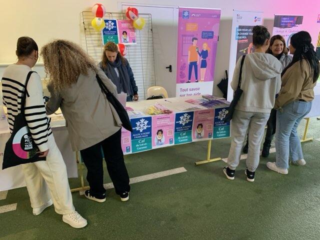 Caf_47's tweet photo. En direct des #Integrajeunaises au stade Armandie et dans une ambiance festive, la Caf est présente afin de renseigner les #jeunes sur l'#aide au #logement,  la #Primedactivité, le #BAFA, le #BAFD, #caf.fr... On vous attend ! https://t.co/XcMtWo8Lri