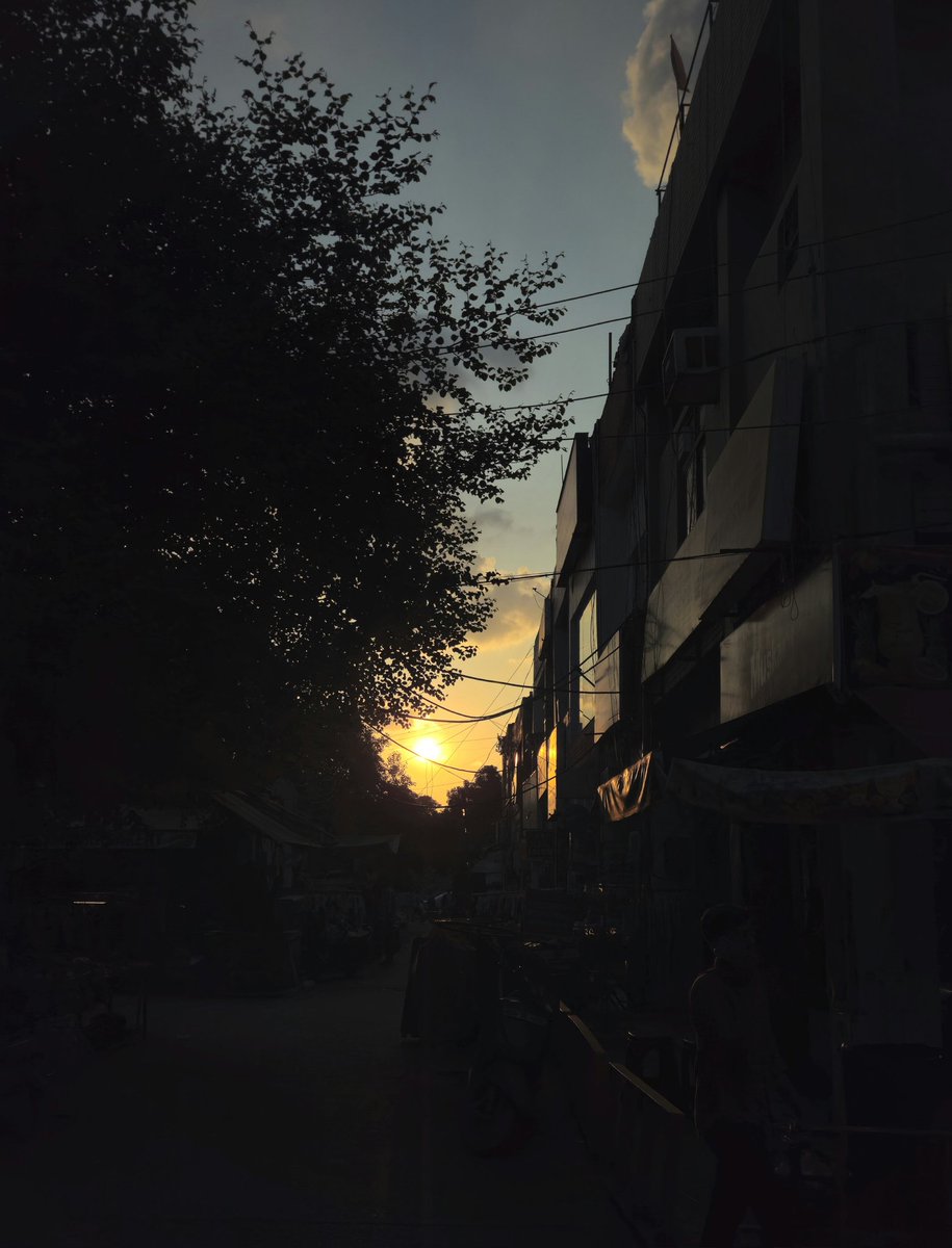 Viralmudde's tweet photo. बस यूंही क्लिक करली चलते चलते 😁
#SunShot https://t.co/brsAlAPAiT