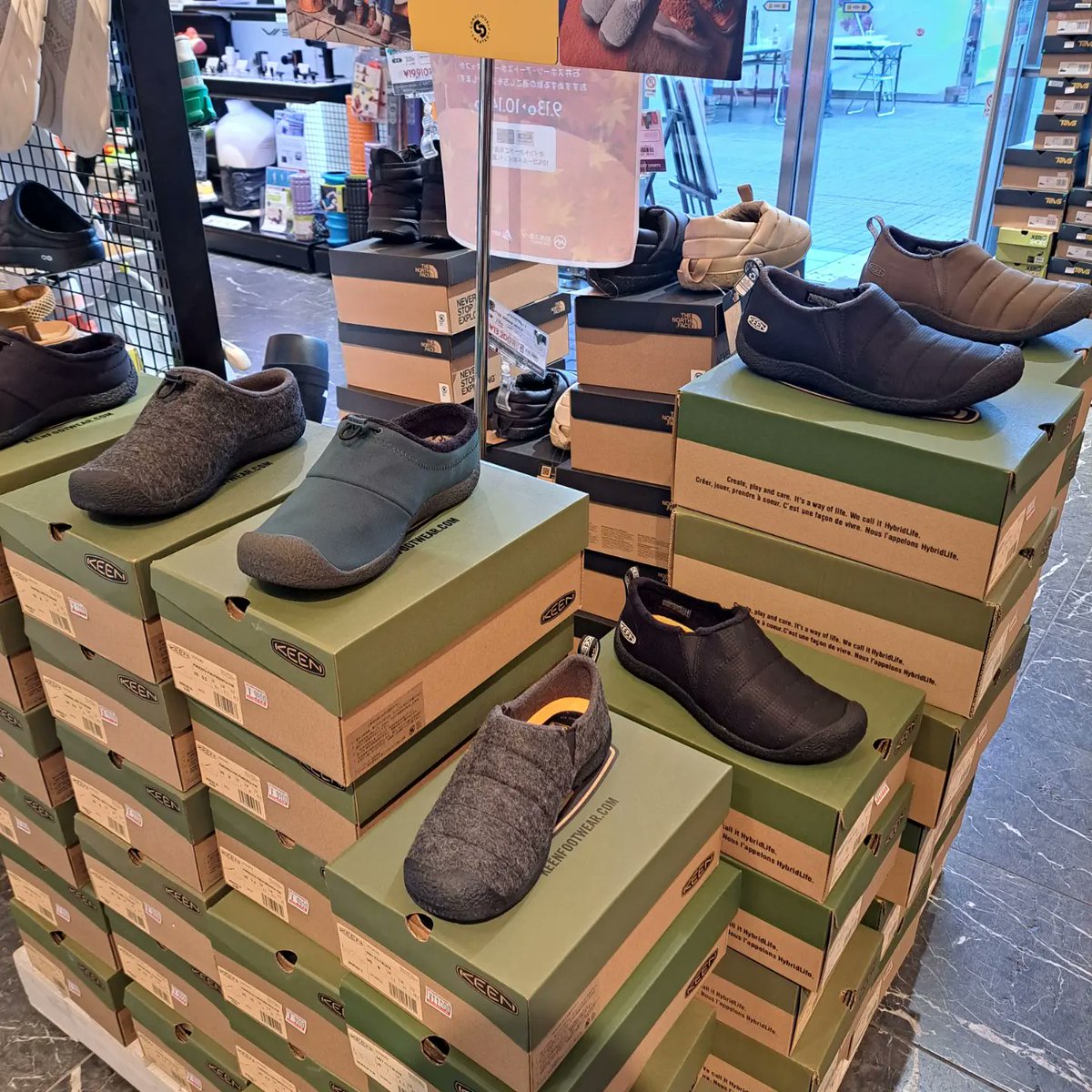 ARTSPORTS_1967's tweet photo. 大人気 #KEEN よりシューズが続々入荷❗
靴紐は別のカラーがついてきます🎨🖌️
滑りにくい仕様になっていたり、防水モデルもあります！今年の秋はKEENの新しい靴で、お出掛けしてみませんか？😊🍠🍁🥾

#アートスポーツ
#artSports
#KEEN 
#JASPER
#HOWSER
#御徒町駅前 https://t.co/HEprod3kDA