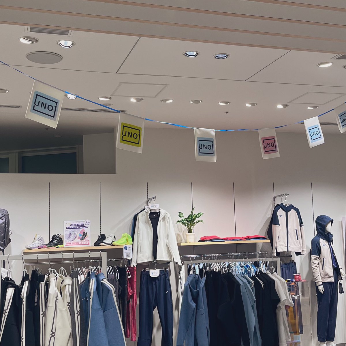 Mizuno_Osaka's tweet photo. 先日の #MIZUNOTOKYO に引き続き、現在 #ミズノオオサカ茶屋町 では明日からの宇野昌磨さん Special 3days に向けて準備中です！
9/27（金）〜29（日）の3日間、特別な演出で皆様をお迎えします✨
予約受付中のコラボアイテムのサンプルと、宇野さん着用の衣装を特別にお借りして展示いたします。
期間中はメッセージボードも用意しています！
2階売場では期間限定の店内アナウンスも……！？

昨年ご好評をいただいた宇野さんハンカチタオルを再販いたします。
今年も特製ミニカードをプレゼント！
※カードの種類は選べません
※なくなり次第終了です

ご来店をお待ちしております✨

#ミズノ #shomauno #UNO1