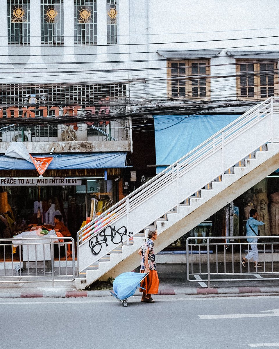tarro_san's tweet photo. タイの歩道橋を上から下から🇹🇭 https://t.co/hnedGasPbX