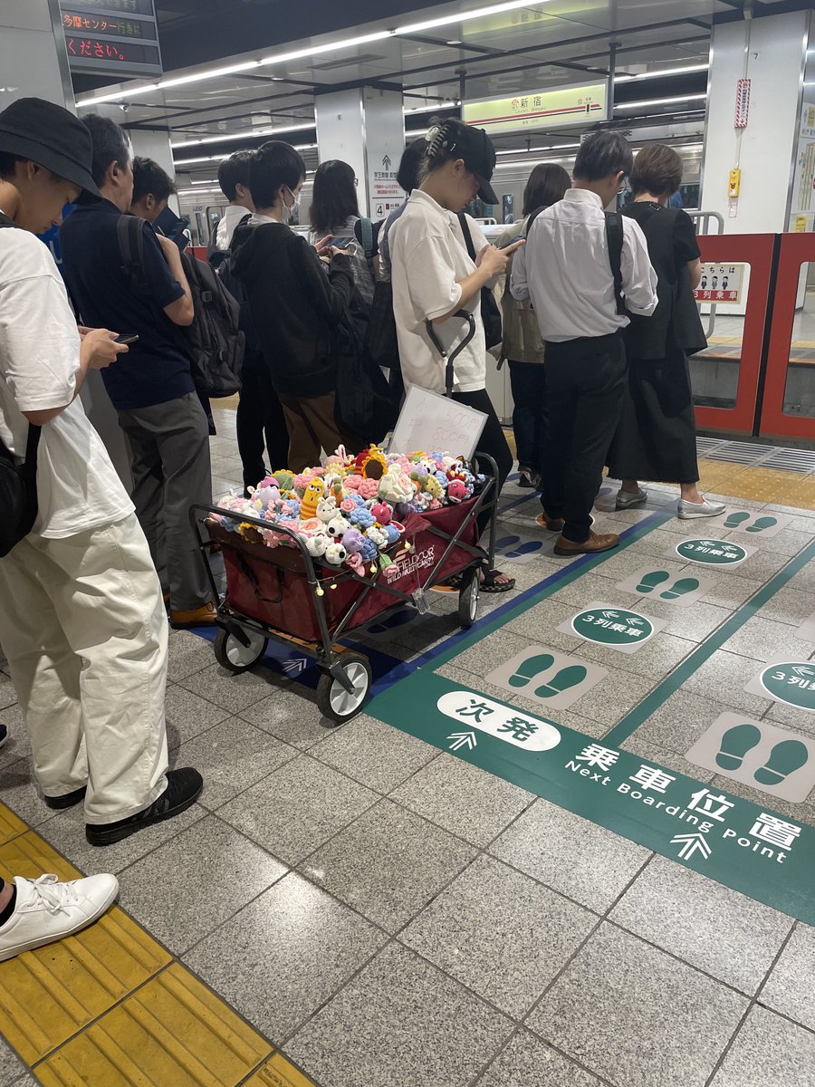 kochanchan14's tweet photo. 京王線八王子方面。通勤ラッシュ時にこの荷物。乗るの？ https://t.co/OuP4jxbDD5