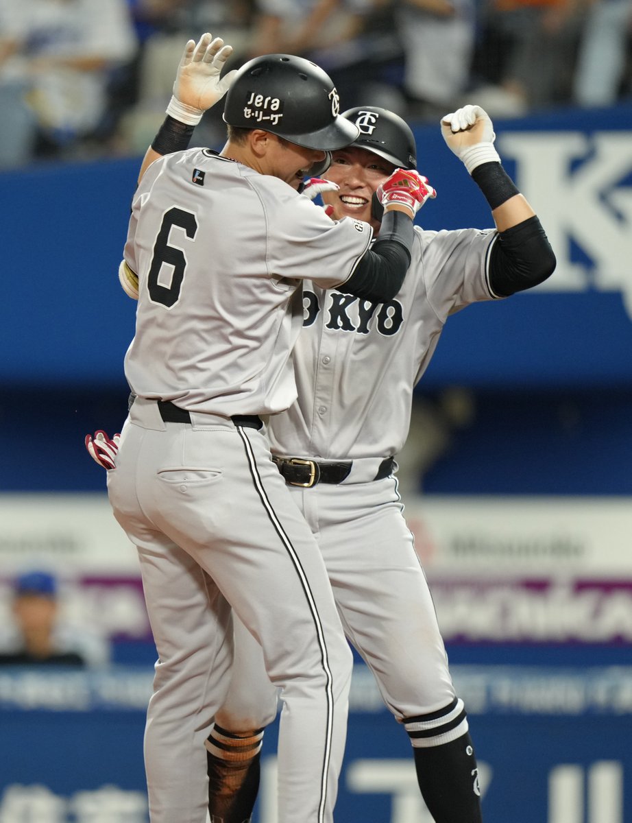 🔥#熱闘撮って出し🔥】 7号2ランを放った #坂本勇人 選手を出迎える