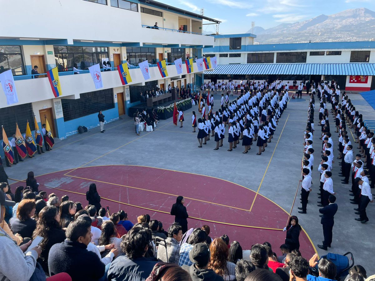 El Colegio Universitario rinde homenaje a la Bandera Nacional, con la Proclamación de abanderados y escoltas, presidido por las autoridades #UTN, el acto cívico se desarrolla con la toma del juramento a 95 jovenes imbabureños que se forman en nuestras aulas.
