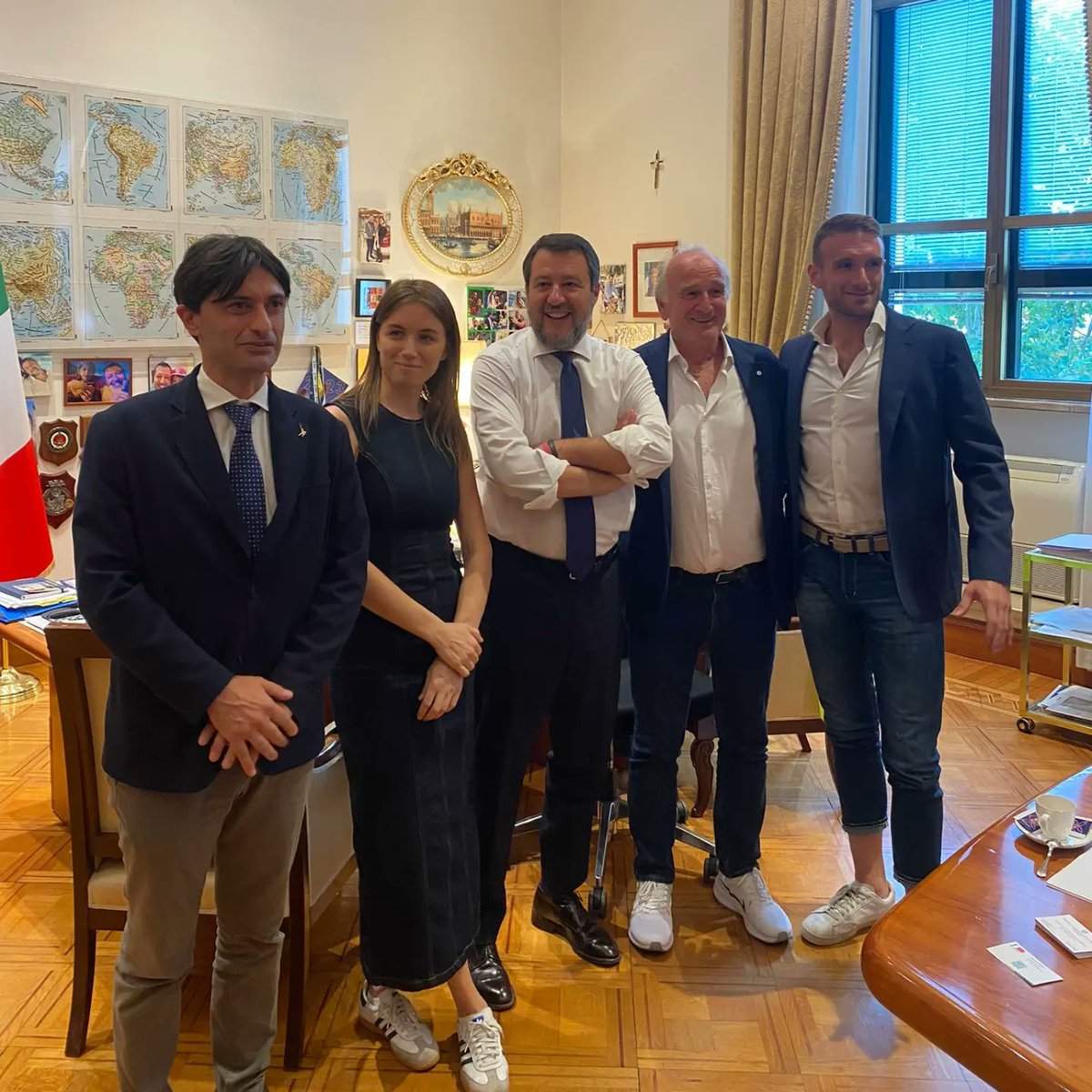 ManfrediPotenti's tweet image. Mattina di #impegni ministeriali, assieme ad una #delegazione di #florovivaisti #pistoiesi. Siamo dal Ministro #MatteoSalvini per #risolvere le annose vicende #edilizie delle #serre agricole, #colpite da italica #burocrazia !!

facebook.com/share/p/GfbzX9…