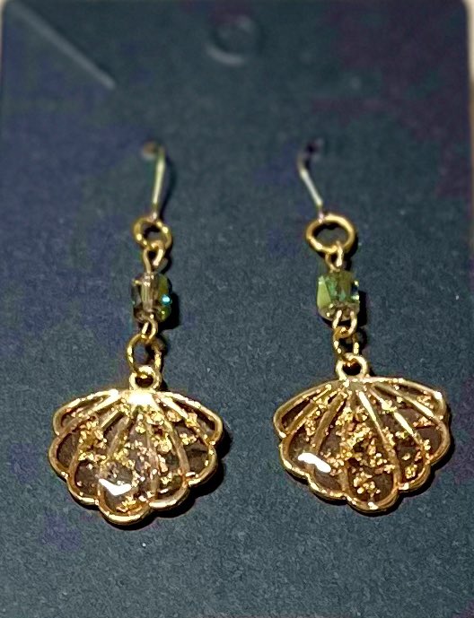yn93315's tweet photo. #レジン
 #アクセサリー  #ピアス  #秋色  
金枠は夏だけど色は秋色にしてみた
可愛くできたけど黒だと映えない https://t.co/K8a63TwXug