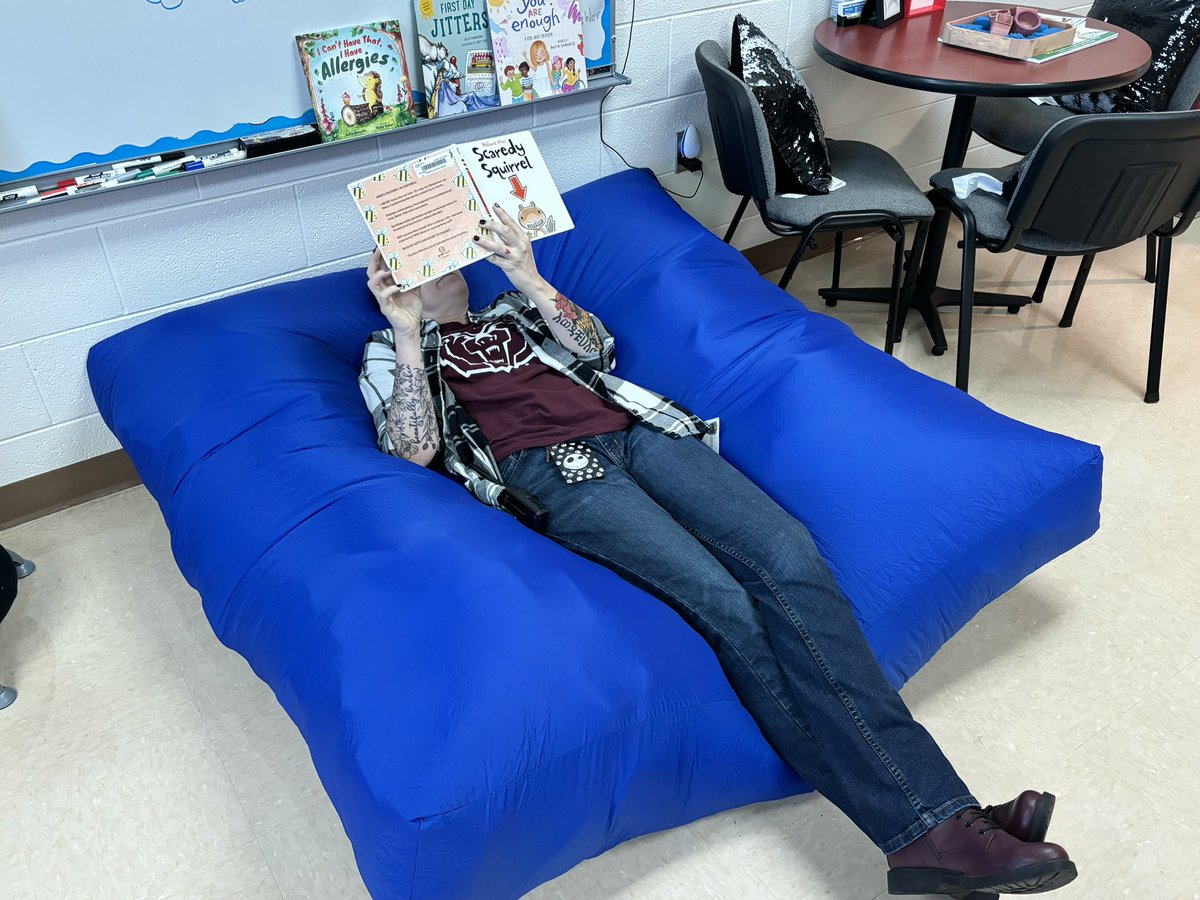 CounselorFranko's tweet image. Happy DROP EVERYTHING and Read Day! 📚 #spsreadtosucceed @katheryn_shatto @PrincipalYoung @officialSPS