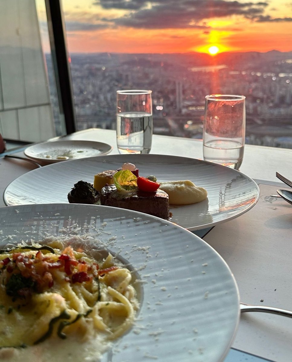 beybiiTawan's tweet photo. Iisang tao lang kumuha nito. Pero magkaibang tao ang nagpost.
Kinikilig ako, sandali. Kinikilig ako sa mga pagkain. At sa sunset. At sa view. 
 #CeLEEbrateBADAsDay https://t.co/1lhYpJgBMj