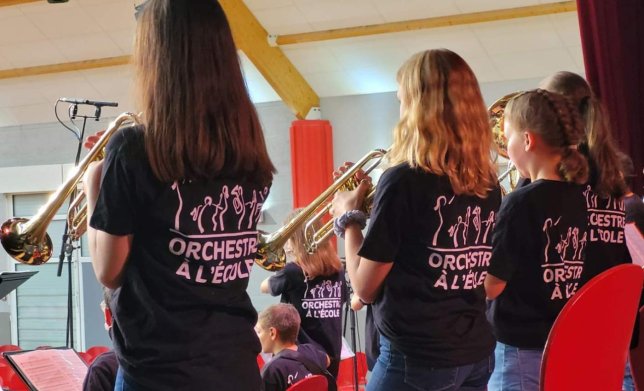 ac_orleanstours's tweet photo. L'#OrchestreScintillant du collège M. de Sully (45)🎷
En 2021, des élèves volontaires ont rejoint la classe orchestre pour 3 ans. Ce projet ambitieux vise à renforcer leur ouverture culturelle et à les unir autour d'un projet collectif.
➕d'infos sur https://t.co/yMWvQvoSF0 https://t.co/u6tkbxfSBT