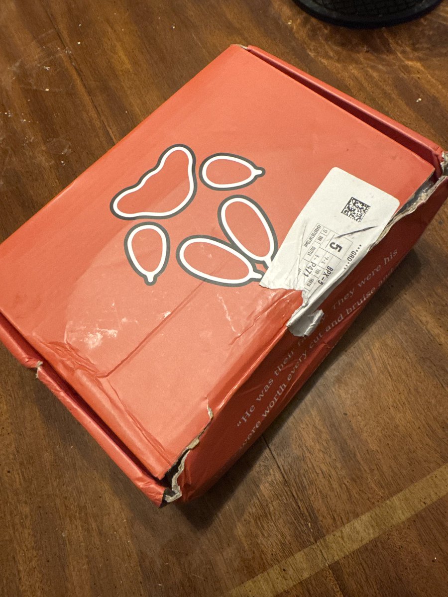 rawringpixie's tweet image. my box and books are a bit beat up 🥲 @rainbowcrate but they finally made it !