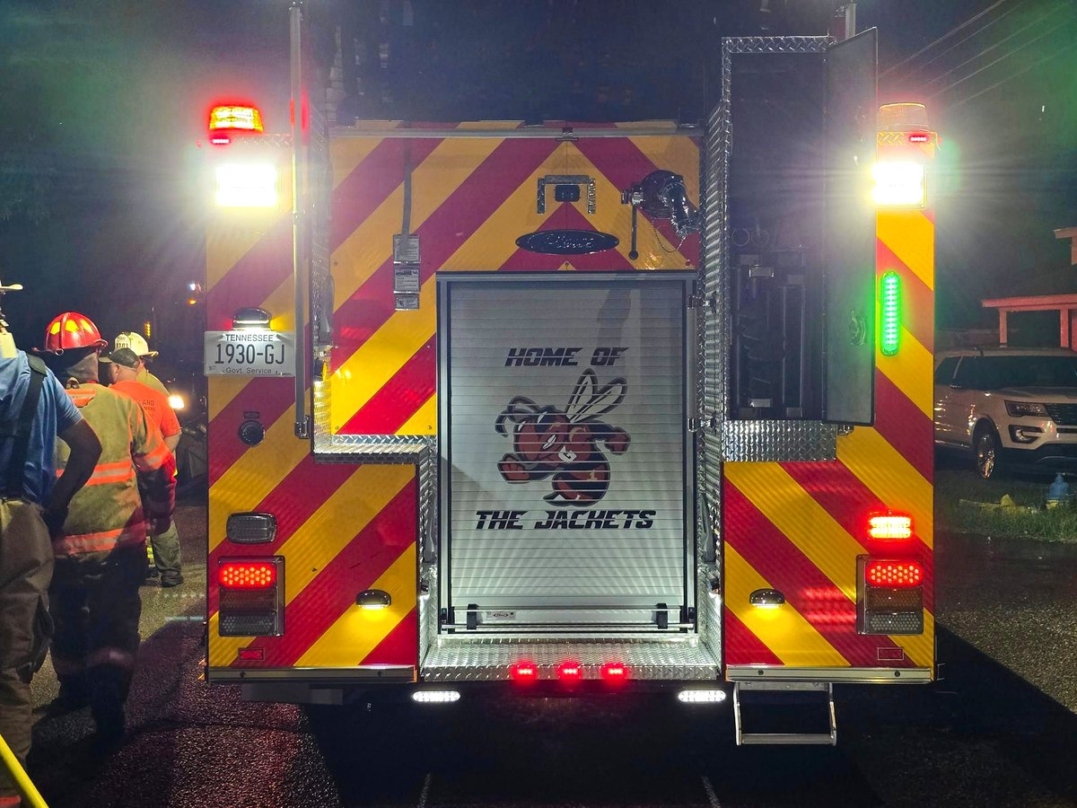 SiddonsMartin's tweet photo. Last week, Greenfield TN Fire Department worked it's first major structure fire in Sharon, TN with its new Pierce Freightliner Pumper. 🚒 Everyone got out safe including the dog 🐾 #pierceonscene #SiddonsMartinFamily #FirefightersChoosePierce https://t.co/i6Gb9L6DgK