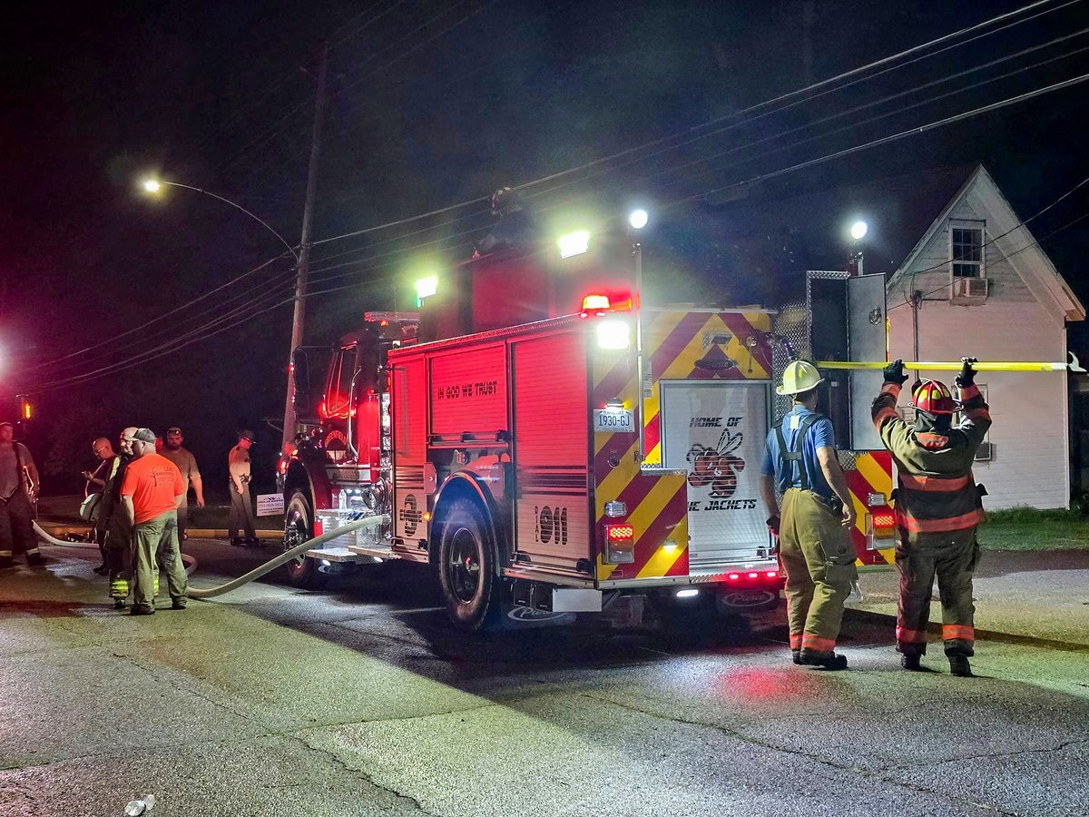 SiddonsMartin's tweet photo. Last week, Greenfield TN Fire Department worked it's first major structure fire in Sharon, TN with its new Pierce Freightliner Pumper. 🚒 Everyone got out safe including the dog 🐾 #pierceonscene #SiddonsMartinFamily #FirefightersChoosePierce https://t.co/i6Gb9L6DgK