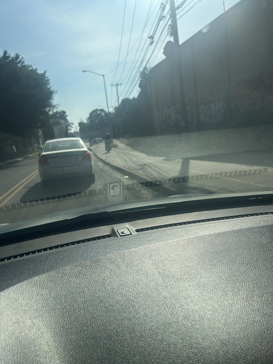 bardyuth's tweet photo. @Trafico_ZMG @TransporteJal @GobTlajomulco Esto en Camino Real a Colima? ¿Es una ciclovia? ¿Es un carril? Sólo Dios sabe, porque no hay autoridad municipal o estatal que le preocupe. Esta zona SI ES USADA POR CICLISTAS que se ven obligados a circular x la banqueta o calle https://t.co/2zIKpOvlD7