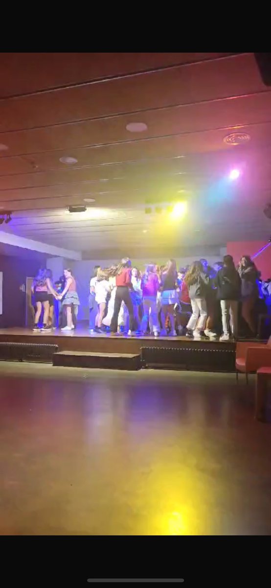 Abans de dir-nos bona nit, a 1r d’ESO ens hem deixat portar pel ritme de la música i hem brillat amb els llums de la disco. Bona nit!