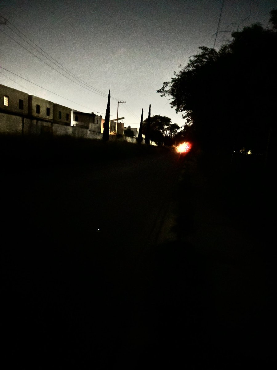 karen_af_'s tweet photo. @municipiodegpe padrísimas las condiciones de los parques de dos Ríos 
Sin luz y con la hierba que no te deja ver nada 👍🏻🦟 https://t.co/qtah5MXzDz