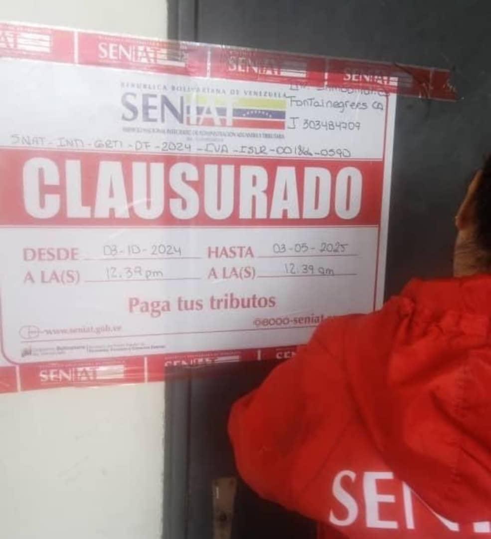 sntpvenezuela's tweet photo. #AlertaSNTP | El Seniat ordenó el cierre del Diario La Voz. Una comisión se presentó en los galpones donde se imprime el periódico y clausuró las instalaciones.
Es uno de los pocos impresos que quedan en Venezuela. Ha circulado por 58 años en los 21 municipios de #Miranda #3Oct https://t.co/KNWdXlFOJH