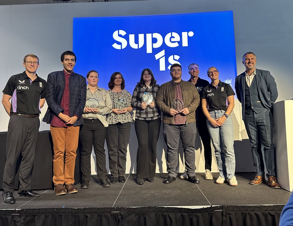 LordsTaverners's tweet photo. What a night👏 

Congratulations to all our winners at the Super 1s celebration evening &amp; a huge thank you to our host for the evening, @PeteGravesTV! 

It was great to have @englandcricket’s Emma Lamb &amp; Ed Hossell with us too❤️

Stay tuned to find out more about our winners! https://t.co/kX76B00NNt