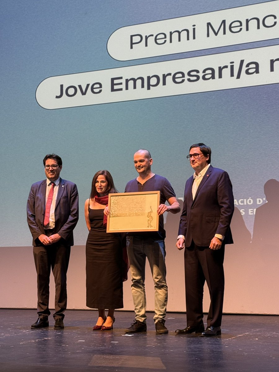 sansruben's tweet photo. Avui he lliurat el Premi al Jove Empresari del #Maresme als premis de la @FAGEM_empresa.
Felicitats a Miquel Aldana de #Tresmacarons! 🎉🍽️
#PremisFagem #JoveEmpresari #Innovació #Emprenedoria https://t.co/1wlWVo4N7g