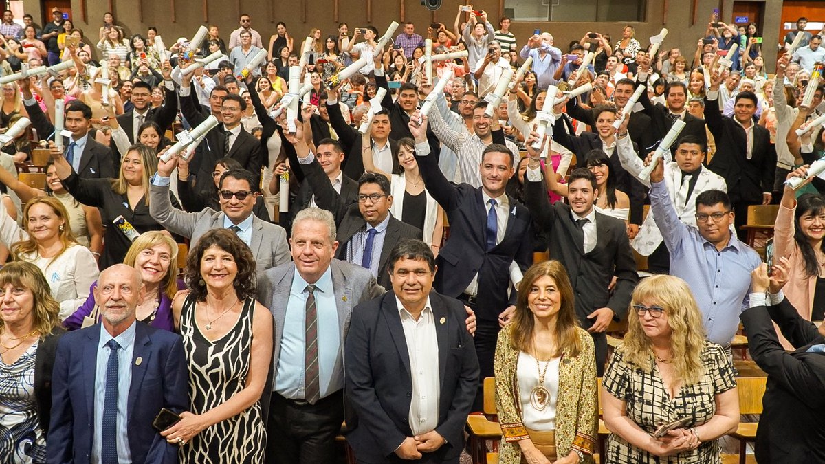 danielhoyos_ok's tweet photo. En la @UNSa_Salta tuvimos el orgullo de celebrar la colación de 272 nuevos profesionales de grado y posgrado. Este logro es el resultado de la educación superior pública que desarrolla el conocimiento, transforma vidas y construye el futuro de todos y todas. https://t.co/TmhT3zUCCM