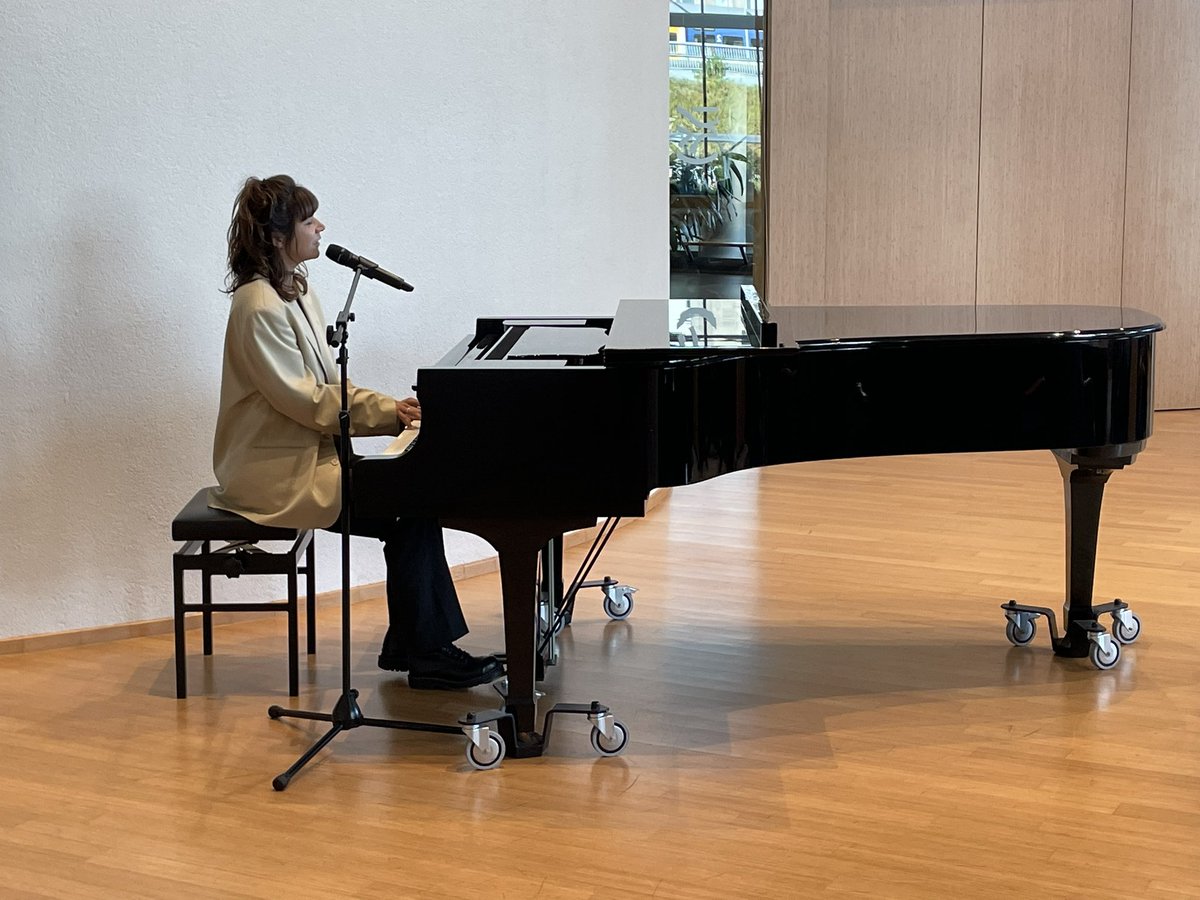 Vandaag interessante Cornelis Lelylezing door @HettyKlavers in Provinciehuis <a href="/FlevoNieuws/">Provincie Flevoland</a> over water, waterbeheer en veilig wonen en werken in de toekomst. Met mooie afsluiting door <a href="/RoosBlufpand/">Roos Blufpand</a>.