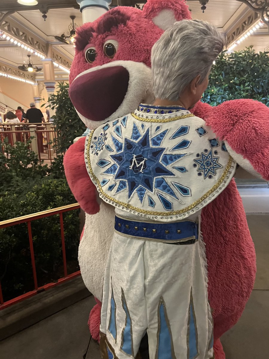 アナハイムパークのハロウィンイベントでロッツォに会った。
ハグしたんだけど、どう見てもぬいぐるみ持って移動してるようにしか見えないw

#マグニフィコ王仮装