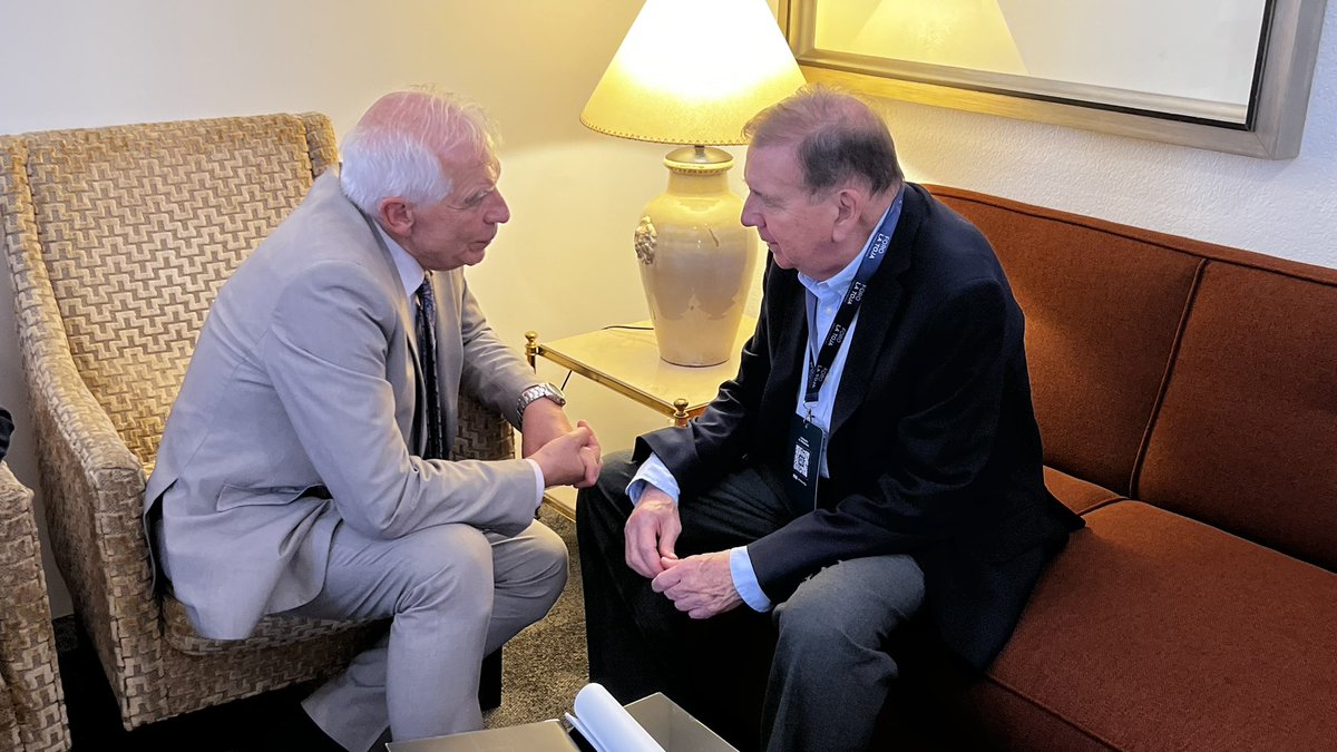 Hoy en el marco del <a href="/ForoLaToja/">Foro La Toja</a> me reuní con el Alto Comisionado de Asuntos Exteriores de la UE <a href="/JosepBorrellF/">Josep Borrell Fontelles</a>. Hemos tenido una conversación muy productiva. 
Hablamos del respeto y reconocimiento internacional al <a href="/CarterCenter/">The Carter Center</a> , el impacto de la intervención de <a href="/JennieLincoln/">Jennie K Lincoln</a>